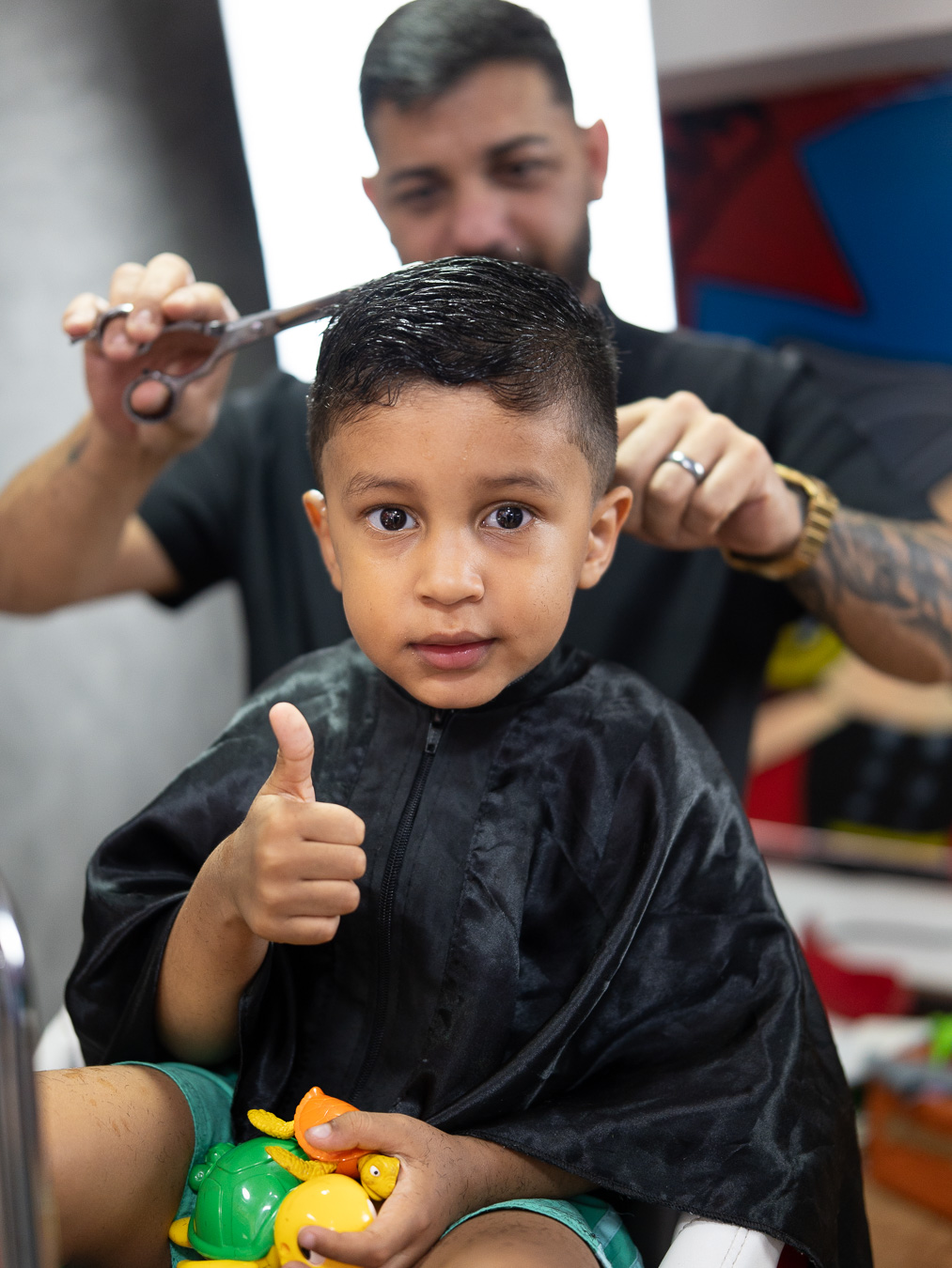 Criança dando joinha após corte